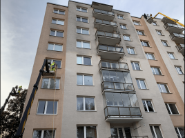 umyvanie fasady bytoveho domu
