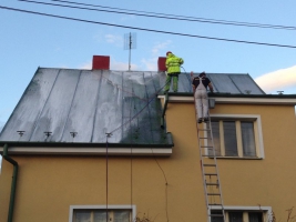 umyvanie plechovej strechy